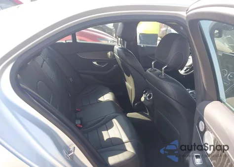 2016 Mercedes-Benz C 300 Sport 4Matic z USA, uszkodzony, nr VIN 55SWF4KB2GU099185